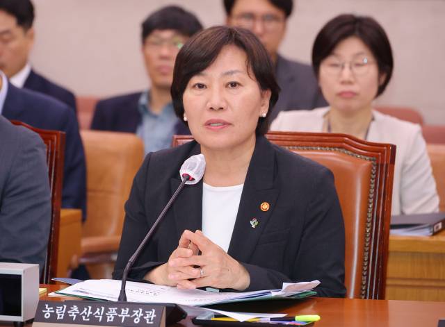 ▲이재명 정부에서 유임된 송미령 농림축산식품부 장관이 26일 국회에서 열린 농림축산식품해양수산위원회 전체회의에서 의원 질의에 답변하고 있다. ⓒ연합뉴스