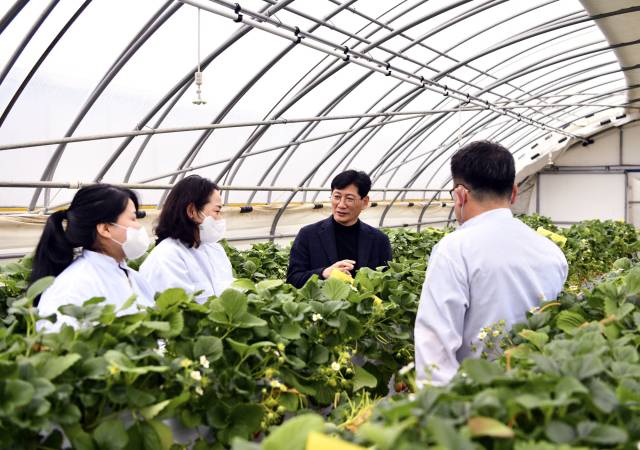 ▲최훈식 장수군수는 탁상형이 아닌 현장형 리더십을 발휘해 주민의 목소리를 경청하며 뛰고 있다. ⓒ장수군