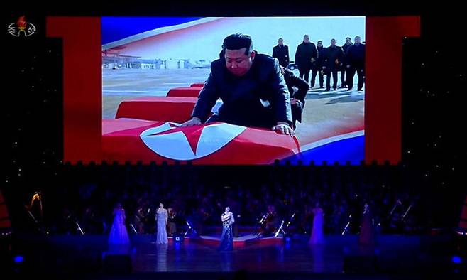 지난 29일 동평양대극장에서 열린 예술인 공연 중 무대 배경 화면에 김정은 국무위원장이 러시아 파병 북한군 전사자 관을 어루만지며 애도하는 장면이 공개됐다. 조선중앙TV 연합뉴스