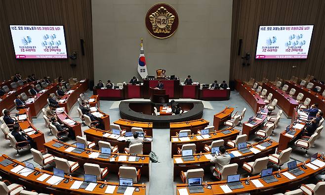 30일 서울 여의도 국회에서 열린 예산결산특별위원회 전체회의 추경안 종합정책질의에서 김위상 국민의힘 의원이 국무위원들에게 질의하고 있다. 뉴시스