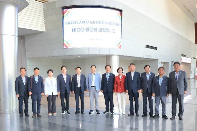김석기 국회의원과 주낙영 경주시장, 이동협 시의회의장, 한영태 더불어민주당 경주시지역위원장이 화백컨벤션센터(HICO)에서 열린 국회 APEC 정상회의 지원 특별위원회 현장방문에서 위원들과 함께 기념촬영을 하고 있다. 경주시 제공