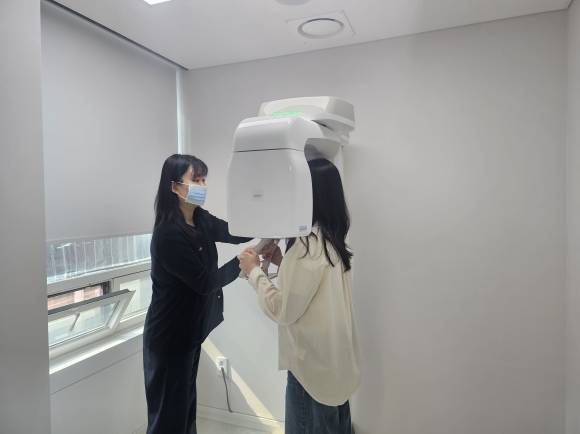 지난 25일 서울 은평구보건소 3층에 있는 구강보건센터를 찾은 윤성지 은평구 주무관이 직원 안내에 따라 AI 분석을 기반으로 한 ‘스마트 구강검진’을 받고 있다. 은평구 제공