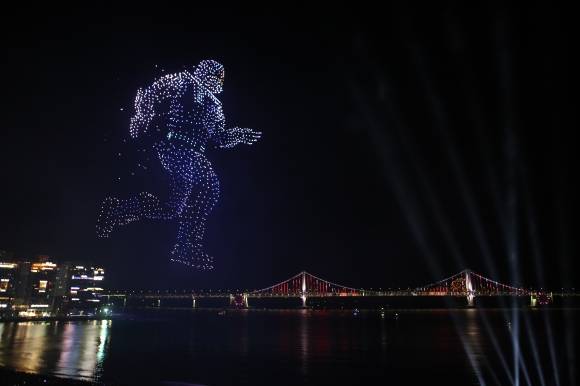 광안리해수욕장에서 ‘M 드론라이트쇼’가 진행되고 있다. 부산 수영구 제공
