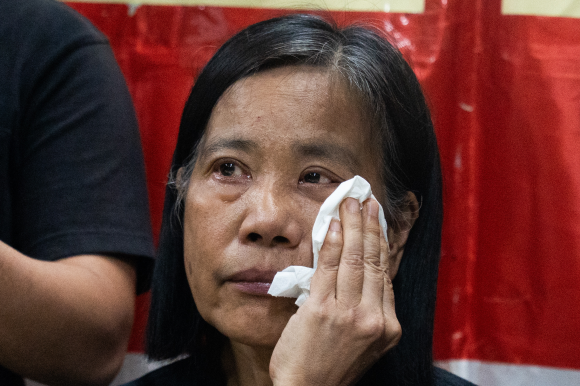 홍콩의 마지막 야당인 사회민주당연맹(LSD)의 찬포잉 대표가 지난 29일 19년 만의 당 해산을 발표하는 기자회견장에서 눈물을 닦고 있다. 홍콩 EPA 연합뉴스