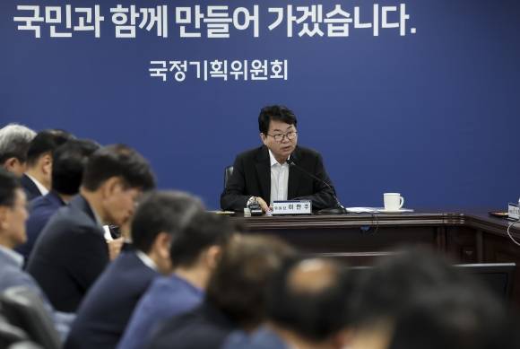 국정기획위 전체회의 - 이한주 국정기획위원장이 30일 정부서울청사 창성동 별관에서 열린 국정기획위 전체회의에서 모두발언을 하고 있다. 뉴스1