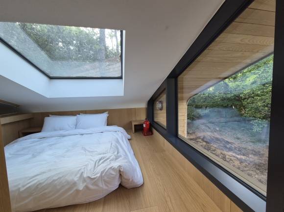 서울 노원구 자연휴양림 수락휴에선 트리하우스의 다락방 창 밖으로 푸른 신록을 감상할 수 있다. 서유미 기자