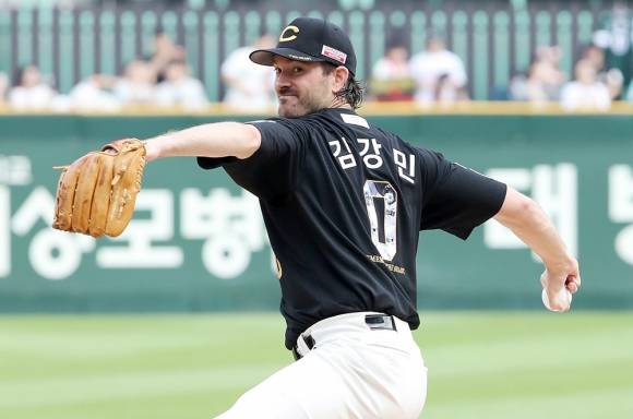 SSG 랜더스 드류 앤더슨이 지난달 28일 인천 SSG랜더스필드에서 열린 2025 KBO리그 정규시즌 한화 이글스와의 홈 경기에서 공을 던지고 있다. SSG 랜더스 제공