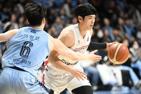 안양 정관장 변준형이 3월 15일 고양소노아레나에서 열린 2024~25 프로농구 정규시즌 고양 소노와의 원정 경기에서 드리블하고 있다. KBL 제공