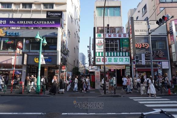 한국 식당과 상점이 밀집한 일본 도쿄 신오쿠보 거리가 지난달 29일 인파로 북적이고 있다. 이곳에선 한글 간판을 쉽게 찾아볼 수 있다.