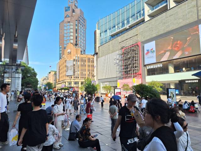 중국 상하이의 번화가 난징루 일대가 지나가는 행인들로 북적이고 있다. 이곳 주요 대부분의 상점에서는 간편결제가 가능하다. 심우일 기자