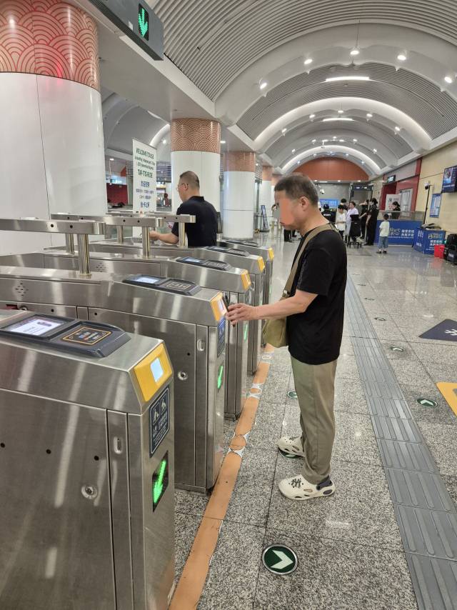 29일 베이징 시내의 한 지하철 역사에서 한 승객이 QR코드를 스캔해 개찰구를 통과하고 있다. 이승배 기자