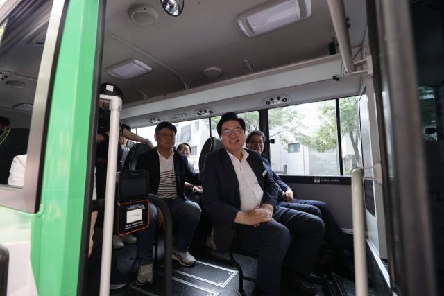 박일하(왼쪽에서 두 번째) 동작구청장이 자율주행 마을버스에 탑승해 기념 촬영을 하고 있다. 사진제공=동작구