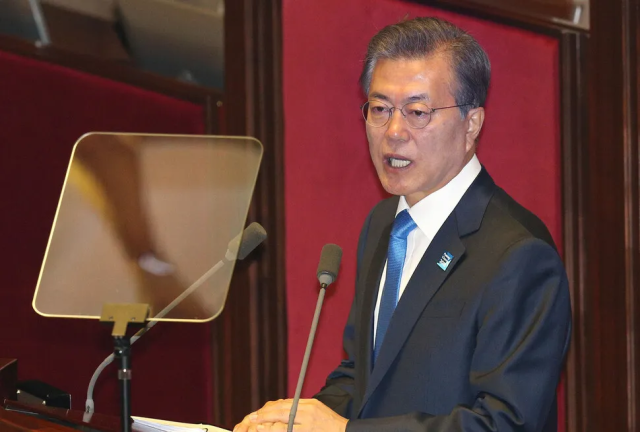 문재인 대통령이 서울 여의도 국회 본회의장에서 2018년도 예산안 국회 본회의 상정에 따른 시정연설을 하며 시범 도입한 국민참여예산제를 확대하겠다고 밝히고 있다. 연합뉴스