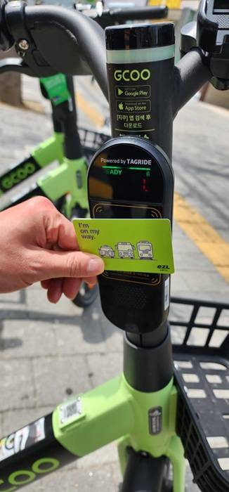 교통카드로 지쿠 전기자전거를 이용하는 장면