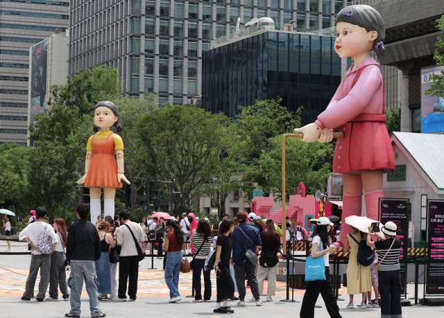 지난달 30일 서울 광화문광장에서 2025 K콘텐츠 서울여행주간을 맞아 열린 ‘오징어게임 팝업 광화문’ 행사에서 시민과 외국인 관광객들이 단체줄넘기 게임을 즐기고 있다. 연합뉴스