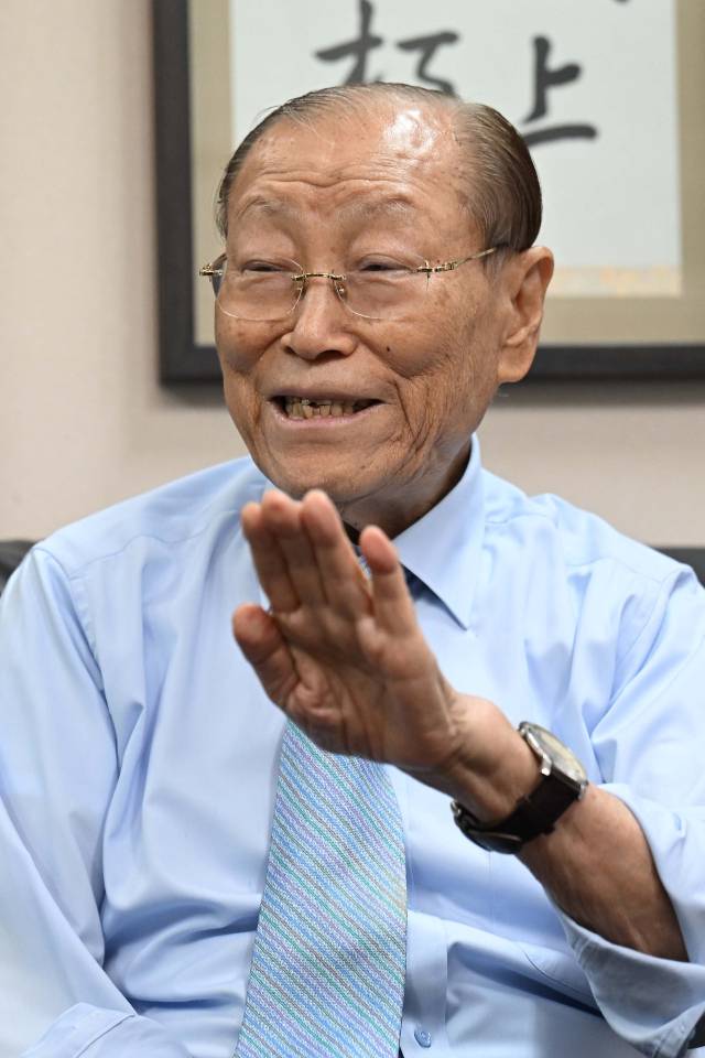 이용만 전 재무부 장관이 서울 강남구 소재 사무실에서 서울경제신문과 인터뷰를 하고 있다. 조태형 기자