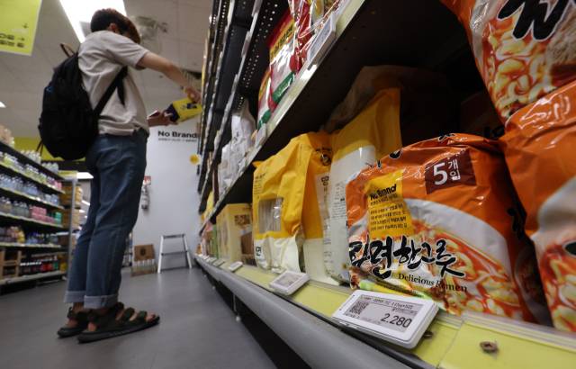 6월 29일 서울 이마트 용산점에 노브랜드 라면한그릇(봉지당 456원)이 진열돼 있다. 뉴스1