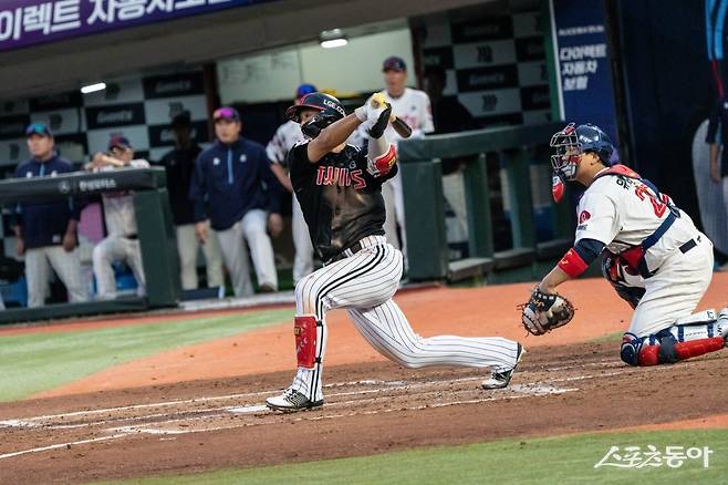 ‘2025 신한 SOL 뱅크 KBO리그’가 일정의 절반 이상을 소화한 가운데, 7월 첫 맞대결부터 순위가 요동칠 만한 매치업으로 팬들의 시선을 끌고 있다. 1~3일 사직구장에서 열릴 LG-롯데전에 특히 관심이 쏠린다. 사진제공｜LG 트윈스