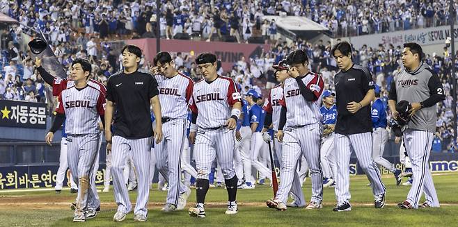 LG 선수들이 지난달 1일 삼성과의 3연전에서 스윕패를 당한 뒤 침통한 표정으로 경기장을 떠나고 있다. 연합뉴스