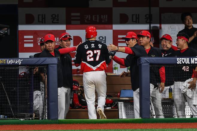 더그아웃으로 들어가는 김호령과 이범호 감독. KIA 타이거즈 제공