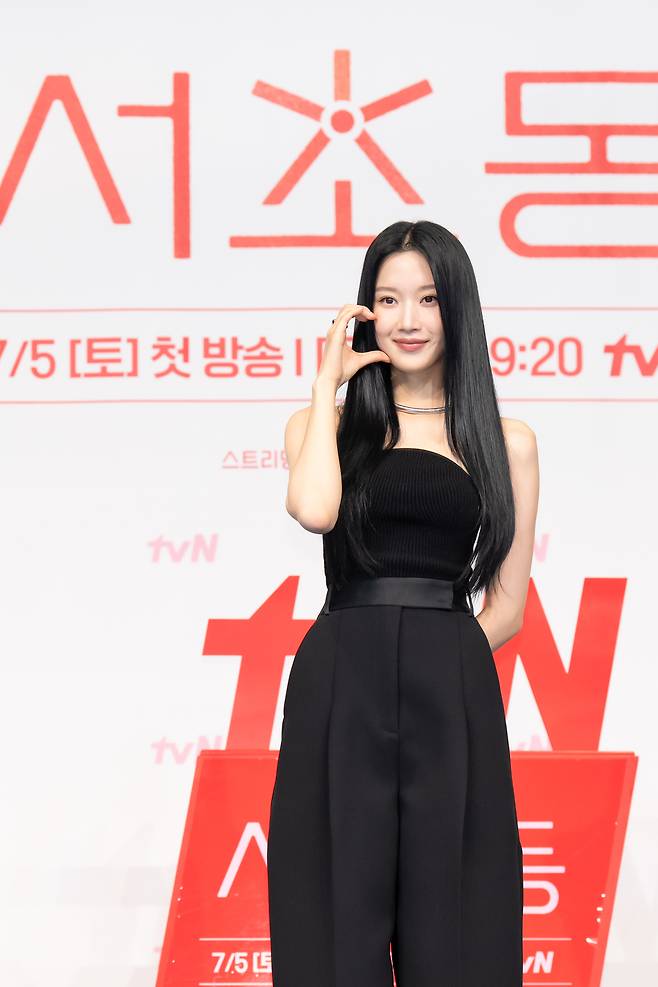 배우 문가영이 1일 오후 서울 신도림 더링크호텔에서 열린 tvN 새 주말극 ‘서초동’ 제작발표회에 참석해 포즈를 취하고 있다. 사진 tvN