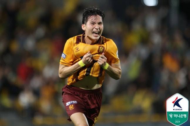 ▲ '넥스트 김민재'로 꼽히는 변준수는 190cm 88kg의 당당한 체격을 바탕으로 공중볼 경합에 능한 데다 부드러운 '발 밑'까지 갖춰 현대축구에 최적화된 센터백 유망주로 꼽힌다. 올해 아시아축구연맹(AFC) 챔피언스리그 엘리트(ACLE) 9경기에 나서 소속팀 8강행에 한몫했고 대회 후 AFC가 선정한 '미래 스타 10인'에도 뽑혀 거대한 잠재성을 인정받았다.&nbsp; ⓒ한국프로축구연맹