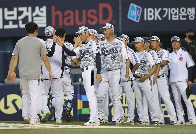 조성환(왼쪽에서 세 번째) 두산 베어스 감독대행과 선수들. /사진=두산 베어스 제공