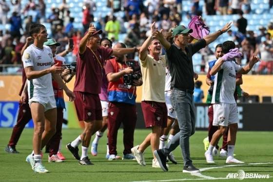 플루미넨시가 1일 오전 4시(한국시간) 미국 캘리포니아주 샬럿의 뱅크 오브 아메리카 스타디움에서 열린 2025 국제축구연맹(FIFA) 클럽월드컵 16강 인터밀란전 승리 후 관중들에게 다가가고 있다. /AFPBBNews=뉴스1