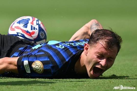 니콜로 바렐라가 1일 오전 4시(한국시간) 미국 캘리포니아주 샬럿의 뱅크 오브 아메리카 스타디움에서 열린 2025 국제축구연맹(FIFA) 클럽월드컵 16강 플룸미넨시와 경기 중 쓰러져 고통스러워하고 있다. /AFPBBNews=뉴스1