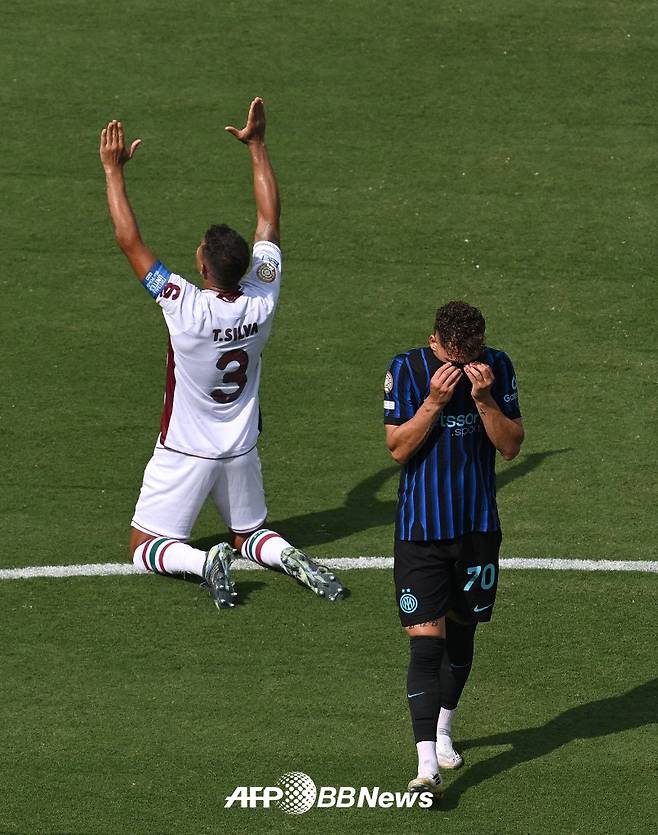 플루미넨시 1984년생 센터백 티아고 실바(왼쪽)가 1일(한국시간) 미국 샬럿의 뱅크 오브 아메리카 스타디움에서 열린 2025 국제축구연맹(FIFA) 클럽 월드컵 16강 인터밀란전에서 팀의 2-0 승리로 대회 8강에 진출하자 기뻐하고 있다. 반면 탈락한 인터밀란 세바스티아노 에스포시토는 아쉬워하고 있다. /AFPBBNews=뉴스1