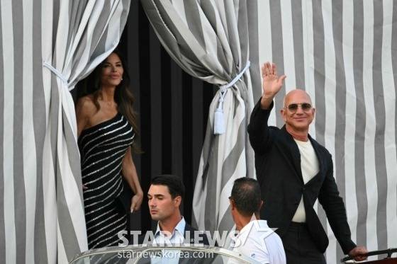 (베네치아 AFP=뉴스1) = 25일(현지시간) 아마존 창업자 제프 베이조스와 약혼녀 로렌 산체스가 결혼식을 앞두고 이탈리아 베네치아 아만 호텔을 나서고 있다. 25.06.25 ⓒ AFP=뉴스1 Copyright (C) 뉴스1. All rights reserved. 무단 전재 및 재배포, AI학습 이용 금지. /사진=(베네치아 AFP=뉴스1)