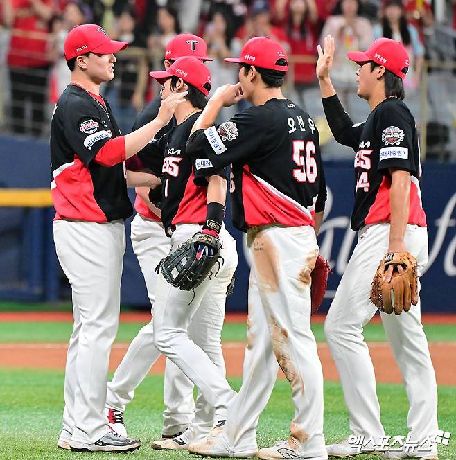 25일 오후 서울 구로구 고척스카이돔에서 열린 '2025 신한 SOL Bank KBO리그' KIA 타이거즈와 키움 히어로즈의 경기, KIA가 키움에 6:3으로 승리하며 전날의 패배를 설욕했다.  이날 경기에서 승리한 KIA 선수들이 기뻐하고 있다. 엑스포츠뉴스 DB