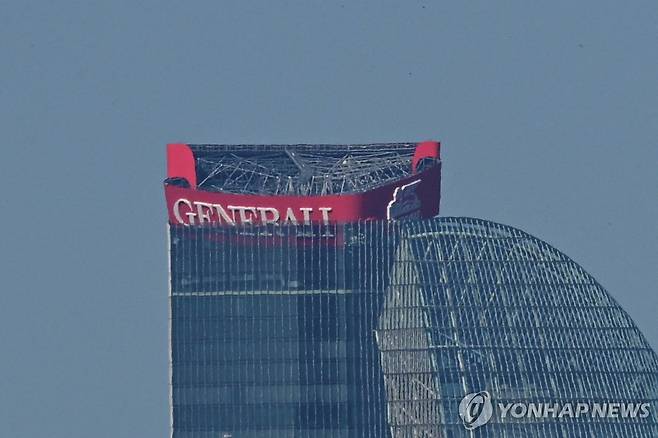 제네랄리 밀라노 본사 간판이 주저앉은 모습 [로이터 연합뉴스. 재판매 및 DB 금지]
