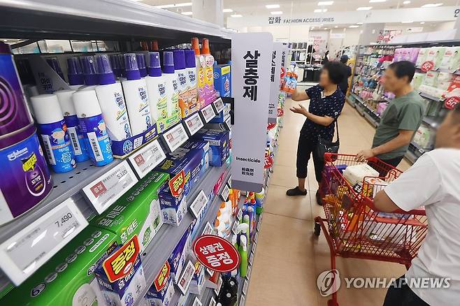 러브버그 급증, 방충용품 인기 (서울=연합뉴스) 진연수 기자 = 서울과 인천·경기 등 수도권에 붉은등우단털파리(러브버그)가 급증하면서 방충·살충 용품이 인기다. 사진은 29일 서울의 한 대형마트에서 방충용품을 살펴보는 시민들. 2025.6.29 jin90@yna.co.kr