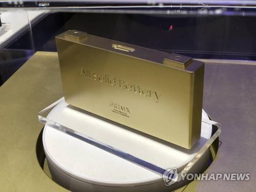 삼성SDI가 'IAA 모빌리티 2023' 부스에 전시한 전고체 배터리 샘플 [연합뉴스 자료사진]