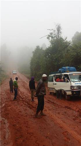 비포장도로에 멈춰있는 버스 [김영완 제공. 재판매 및 DB 금지]