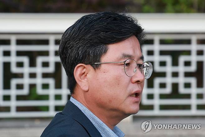 특검 조사 마친 강의구 전 대통령실 부속실장 (서울=연합뉴스) 내란 특검 소환 조사를 받은 강의구 전 대통령실 부속실장이 30일 서울고검 청사를 나서고 있다.
    강 전 실장은 계엄 전 몇몇 국무위원들에게 대통령실로 들어오라고 연락하고, 행정안전부에 전달할 국무회의 관련 공문에 안건명 등을 쓴 인물이다. 2025.6.30 nowwego@yna.co.kr