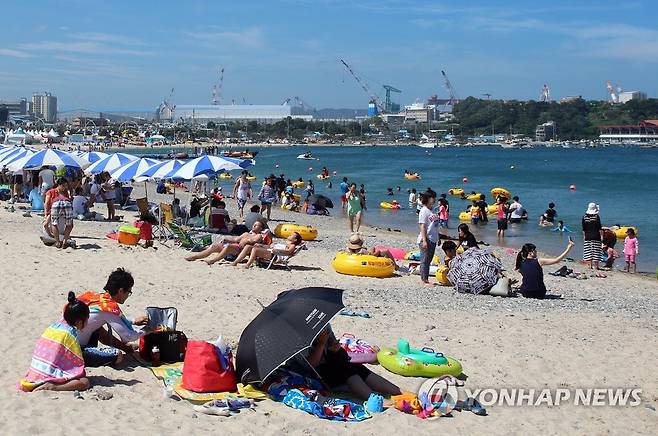피서객으로 붐비는 일산해수욕장 [연합뉴스 자료사진]