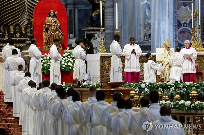사제 서품식 하는 레오 14세 교황 [바티칸/로이터=연합뉴스]