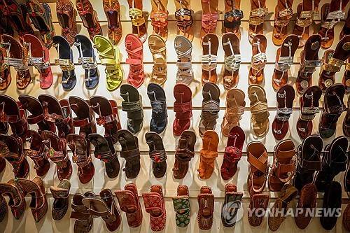 인도의 전통 샌들 '콜라푸리 차팔'  [로이터=연합뉴스 자료사진]