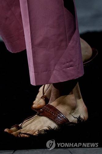 지난달 프라다 패션쇼에서 남자 모델이 신은 샌들 [로이터=연합뉴스 자료사진]