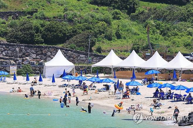 여름엔 바다가 최고 (제주=연합뉴스) 전지혜 기자 = 제주도 동부에 폭염경보, 북부와 중산간에 폭염주의보가 내려진 29일 제주시 조천읍 함덕해수욕장에서 피서객들이 물놀이하거나 바닷바람을 쐬며 여름 정취를 즐기고 있다. 2025.6.29 atoz@yna.co.kr