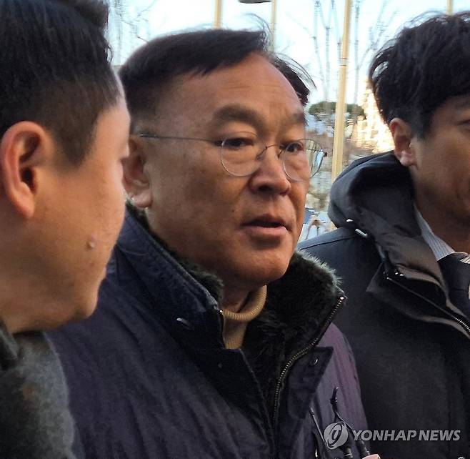 법원 영장심사 출석하는 김진하 양양군수 [연합뉴스 자료사진]