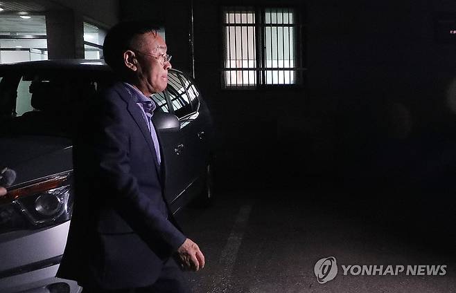경찰 소환조사 마치고 귀가하는 김진하 양양군수 [연합뉴스 자료사진]
