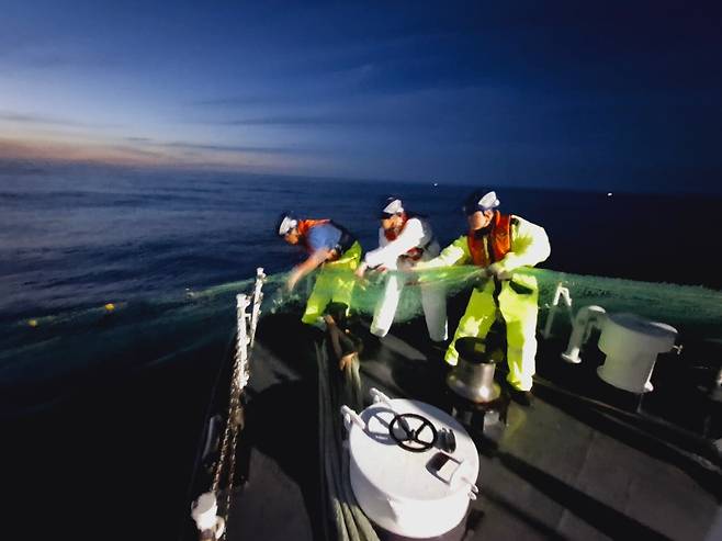 동해해경 경비함정 승조원의 해양 폐기물 수거 [동해해경 제공. 재판매 및 DB 금지]