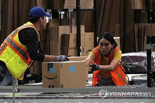 아마존 물류창고에서 일하는 근로자들 [AP 연합뉴스 자료사진]