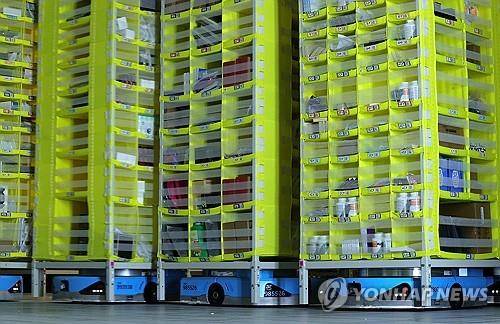 아마존 물류창고에서 물품들을 나르는 로봇 [EPA 연합뉴스 자료사진]