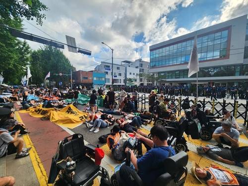 국정기획위원회 앞에서 '다이인' 시위 중인 전장연 결의대회 참가자들 [촬영 이율립]