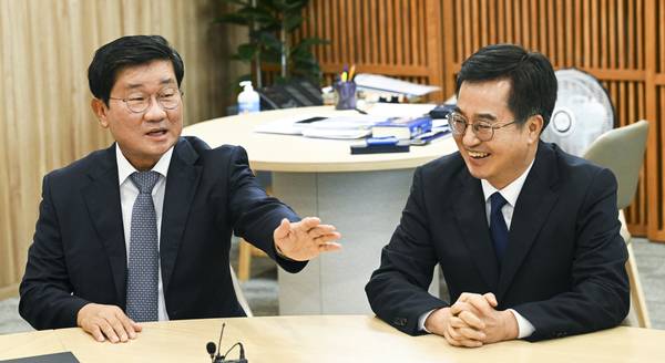 지난해 경기도 도정자문위원회 위원장으로 위촉된 전해철(왼쪽) 전 의원이 26일 오후 경기도청에서 위촉식을 마치고 김동연 경기도지사와 대화하고 있다. 2024.8.26 /경인일보DB