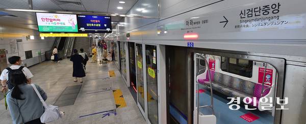 인천도시철도 1호선 검단연장선 정식 개통일인 28일 오전 인천시 서구 원당동 아라역에 도착한 전동차에서 이용객들이 이동하고 있다. 2025.6.28 /조재현기자 jhc@kyeongin.com
